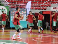 Pınar Karşıyaka yerlilerle sezonu açtı