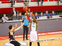 Pınar Karşıyaka'nın evinde boynu bükük...