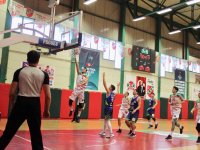 Pınar Karşıyaka'nın gençleri Tofaş'ı devirdi