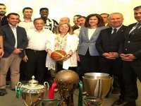 Pınar'dan şampiyonlara yemek...