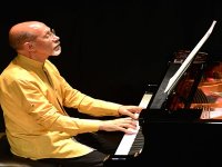 Piyanist Nihat Demirkol, İzmirlilerle buluştu