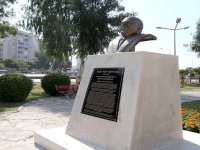 Rauf Denktaş'ın büstü Karşıyaka'da dikiliyor...