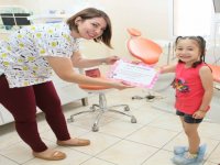 Renkli dişler mutlu gülüşler