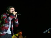 Resul Dindar çocuklar için Karşıyaka'da sahnede