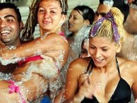 Sahillerde iğne atsan yere düşmeyecek...