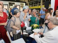 Şairler Bayraklı standında okurlarıyla buluştu