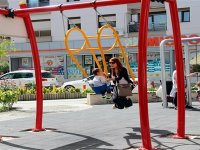 Salıncak keyfini birlikte yaşıyorlar