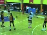 Salona giren tavuk maçı durdurdu!...