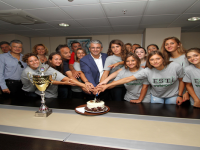 Şampiyon kızlar kupayı başkana getirdiler...