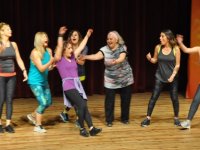 Sanayici eşleri öğrenciler için sahnede