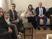 Şehit ailelerini yalnız bırakmıyorlar...