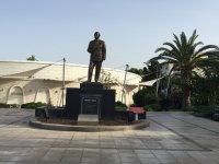 Selçuk Yaşar'ın heykeli yerine kondu...