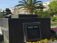 Selçuk Yaşar'ın heykelini rüzgar devirmiş!...