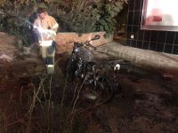 Şemikler'de park halindeki motor yandı