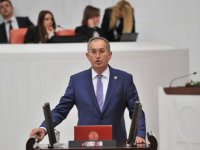 Sertel: ''İzmirli yalnızca zeybek oynarken diz çöker''