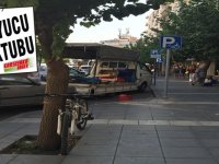 Süpermarketin sebze arabası engelli araç yerine park ediyor