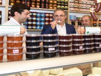 Sürekli, Peynirci Salih’in açılışında önce tattı sonra satın aldı