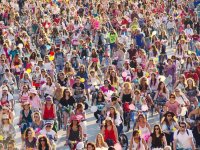 Süslü kadınlar İzmir'i işgal etti