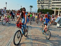 “Süslü Kadınlar” İzmir’i salladı