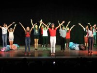 Tiyatro kursiyerleri seyirciyle buluştu