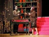 Tiyatrohane intiharı önlemek için sahnede