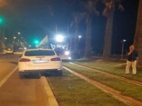 Tramvay hattına park etti, seferler aksadı...