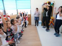 Üniversiteli gençler, anaokullu filizlerle buluştu