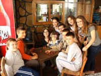 ÜNİVERSİTELİ GENÇLER KÖYLÜ ÇOCUKLARLA BULUŞUYOR