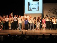 Usta oyunculara taş çıkarttılar