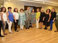 Üzülen personelini neşelendirdi