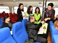 Vapurda kitap okuyan vatandaşlara hediye...