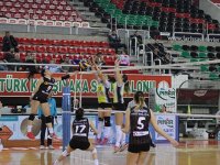 Voleybolda Karşıyaka Alaşehir'i 3-1 ile geçti