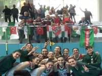 Voleybolda Karşıyaka'nın Salihli'de yüzü güldü 
