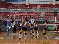 Voleybolda yıldız kızlar play off'a iyi başladı...
