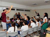 Yabancı gençler Karşıyakalı öğrencilere İngilizce öğretiyor