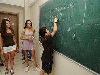 Yabancı öğrenciler Karşıyakalı çocuklara İngilizce dersi veriyor