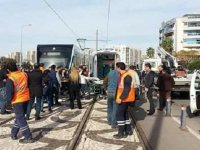 Yaşlı kadın tramvay altında kaldı