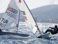 Yelkende 3 Karşıyakalı kürsüde...