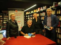 Yılmaz Özdil Karşıyaka'da 8 saat imza dağıttı