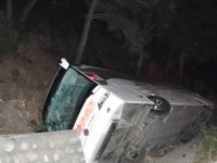 Yolcu otobüsü devrildi, faciadan dönüldü