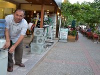 Yoldan geçenlere bedava su dağıtıyorlar...