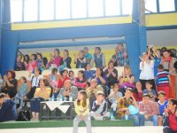 Yüzlerce çocuk sahnede...