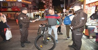 Karşıyaka İlçe Emniyet Müdürlüğü hırsızlara karşı broşür dağıtıyor