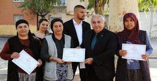 Karşıyaka'da okuma yazma öğrenen Romanlara sertifika