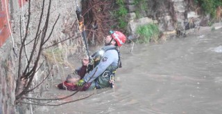 İzmir Büyükşehir İtfaiye ekipleri Yeşildere'de birr kişiyi ölümden kurtardı