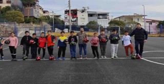 Çiğli Belediyesi’nden Okullara Spor Malzemesi Desteği