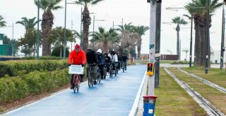 Karşıyaka'da işe bisikletle gittiler, teşekkür belgesi aldılar