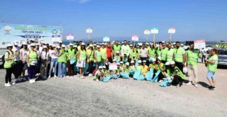 Çiğli kıyılarında detaylı temizlik: 350 Kişi 4 Ton çöp topladı