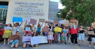 Karşıyaka Belediye Tiyatrosu oyuncuları yürüyüş yaptı...