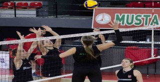 Endo Karşıyaka, İstanbul Büyükşehir Belediyespor'u ağırlıyor